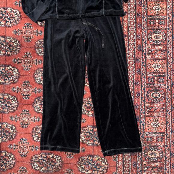 White Stag Women's Black Velour 2-Pc. Track Suit in Immaculate Condition - Picture 2 of 10